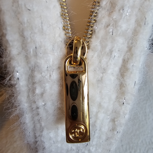 Chanel Beauté White and Gold. - Picture 4 of 5